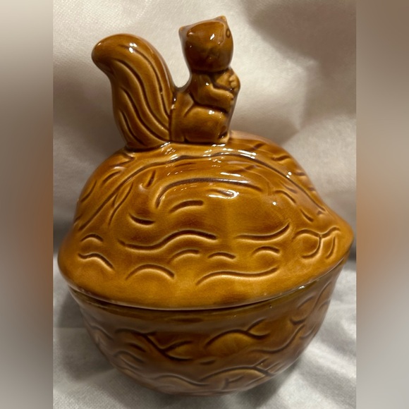 Vintage Squirrel Walnut Ceramic Covered Dish. 7.5” - Picture 3 of 12